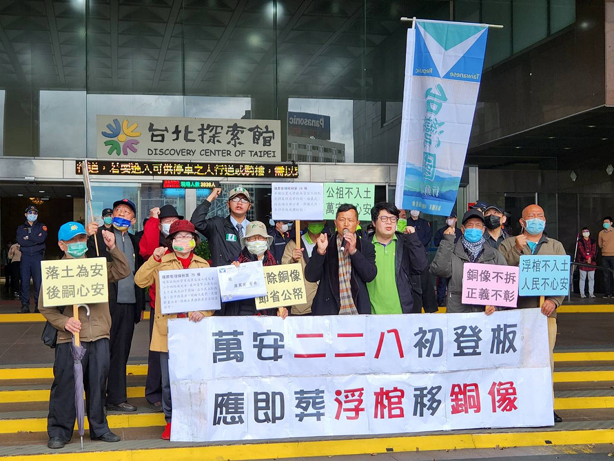 「台灣國」理事長陳峻涵指出，蔣市長既然自詡為老蔣曾孫，就必須以首都市長的高度展現誠意，承諾即刻安葬浮棺、移除銅像。 圖：台灣國提供