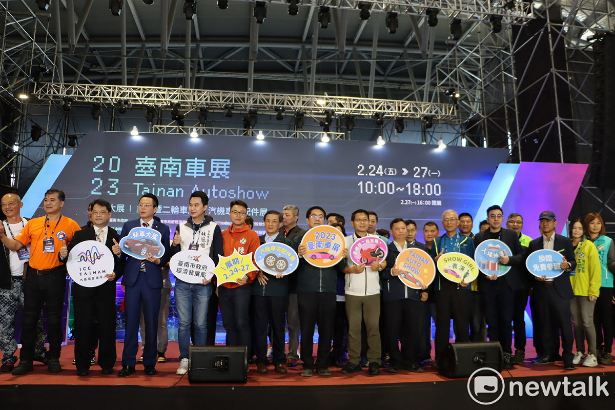 2023台南車展於大台南會展中心隆重揭開序幕，由台南市長黃偉哲偕同經發局長林榮川、台灣汽機車研發暨策略聯盟榮譽理事長黃文獻、台灣二輪部品同業促進協會理事長何春達等人剪綵。 圖：黃博郎／攝