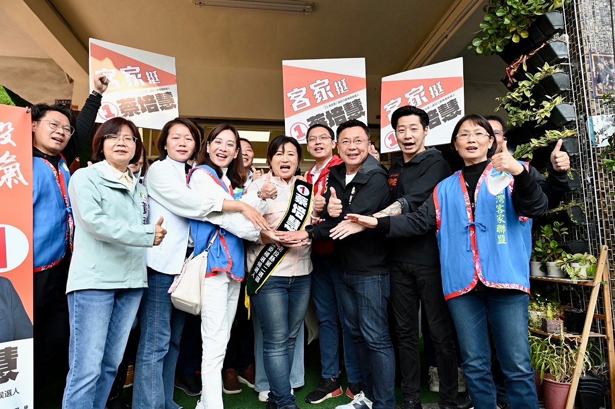 趙天麟(右三)率子弟兵為蔡培慧(中)輔選。 圖：趙天麟服務處/提供