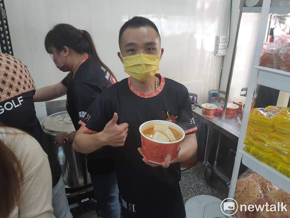 嘉義市鐵工廠師傅陳威碩轉換跑道賣起麻辣鴨血臭豆腐。 圖：蔡坤龍/攝