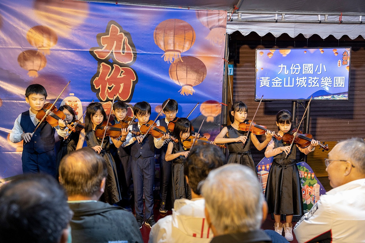 九份國小弦樂團為「九份紅燈籠祭」點燈儀式進行開場表演。 圖：新北市觀旅局提供