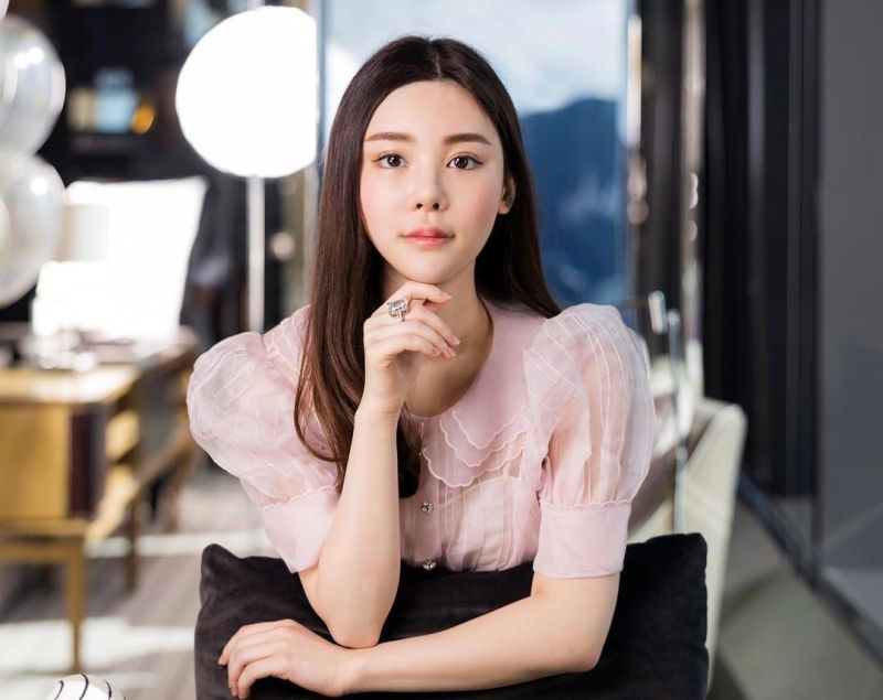 ▲28歲香港名媛蔡天鳳（Abby Choi）疑遭前夫一家碎屍殺害，並將屍塊藏於香港大埔龍尾村村屋內，警方已逮捕她前夫的父母、哥哥共3人。 （圖／翻攝自蔡天鳳的IG）