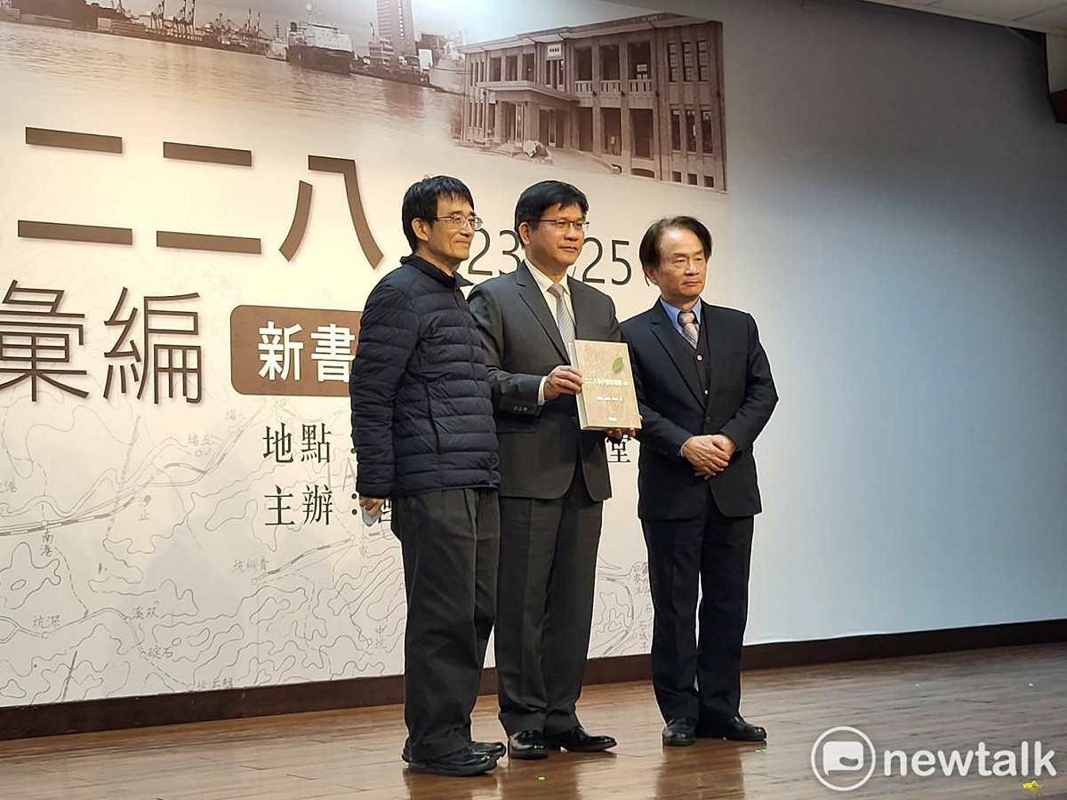 國史館今天舉行《二二八事件檔案彙編30——基隆市》新書發表會，左起薛化元、林佳龍、陳儀深。 圖：陳佩君／攝