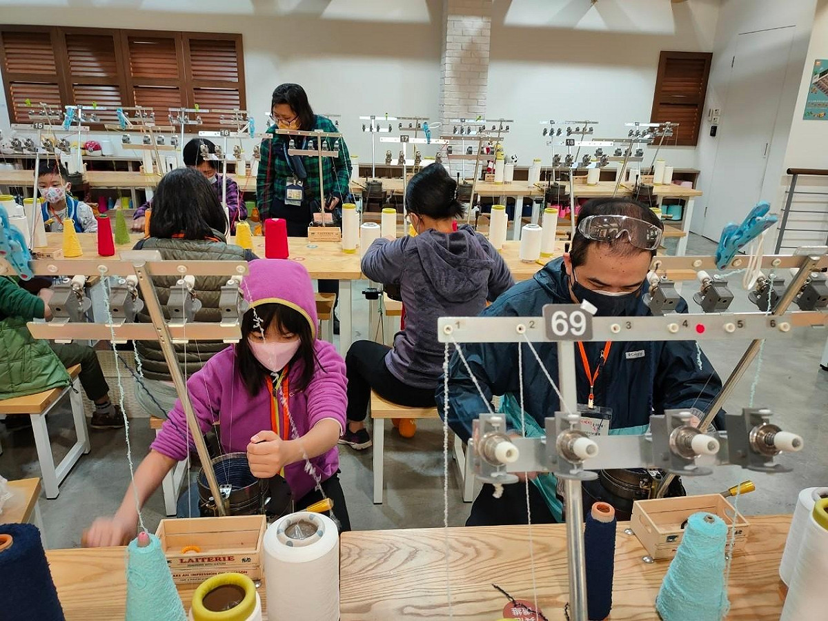 「吳福洋襪子故事館」體驗450元以上的DIY百年手搖針織課程，再送水瓶保護套一個、購買襪品消費滿1500元享88折優惠。 圖：新北市經發局提供