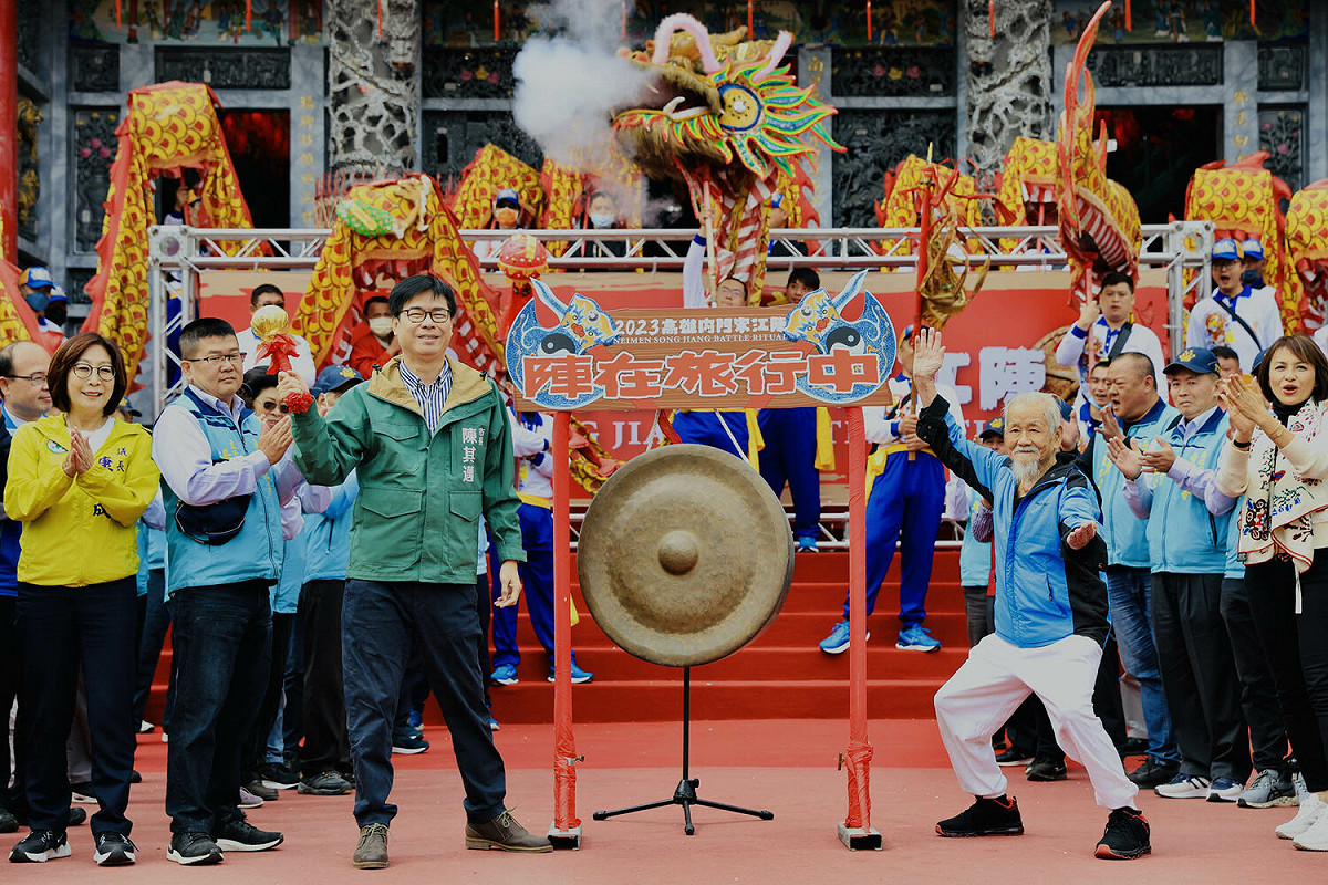 陳其邁(前左）敲鑼宣布今年內門宋江陣活動正式展開。 圖：高雄市政府/提供