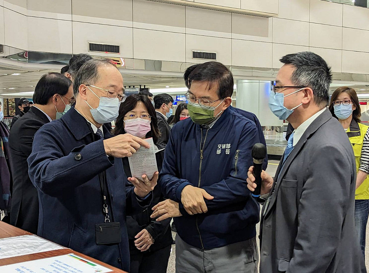 交通部長王國材(中)表示，5,000元觀光消費金的活動最快在4月中上路。 圖：桃園機場公司／提供