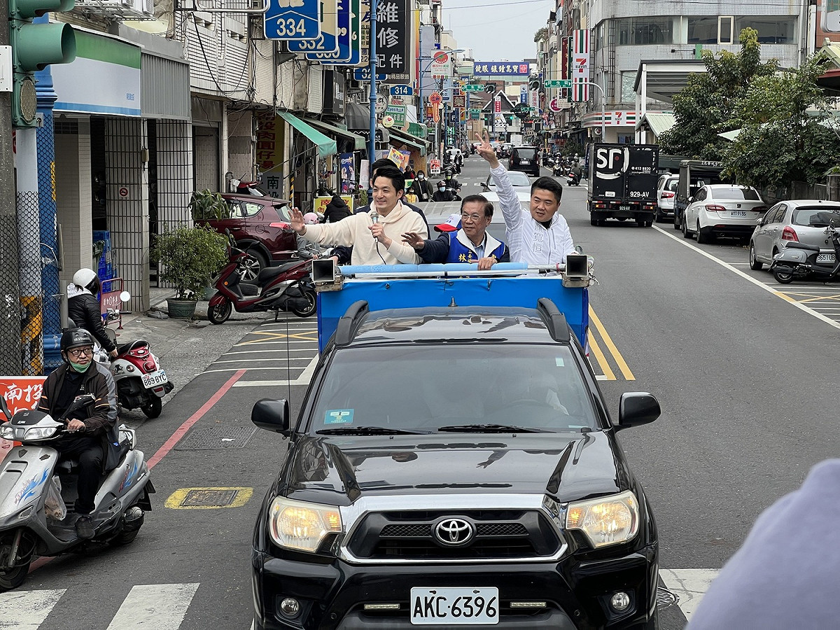 台北市長蔣萬安(左1)與前立委顏寬恆(右1)今日赴南投為國民黨立委補選候選人林明溱(中)掃街拉票。 圖：取自林明溱臉書