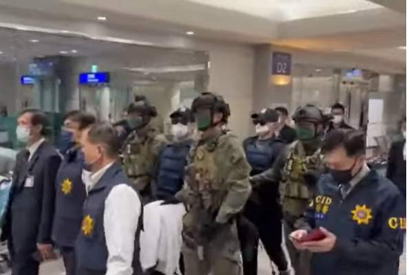 台南學甲88槍擊案主嫌及槍手25日被押解回台。 圖：截自刑事局影片