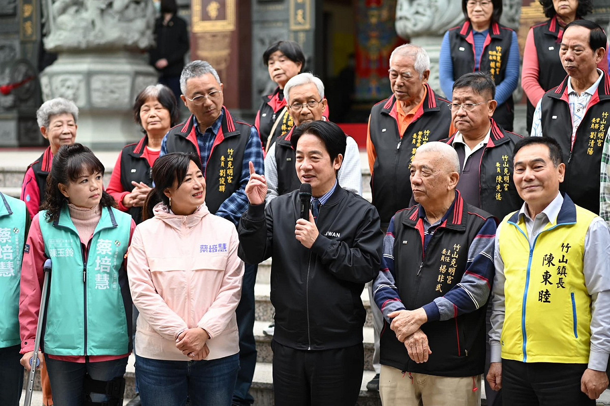 民進黨主席、副總統賴清德(前排右三)今( 25 )日再度到竹山鎮三間宮廟參香祈福，位蔡培慧(前排左二)助選。 圖:翻攝自蔡培慧臉書