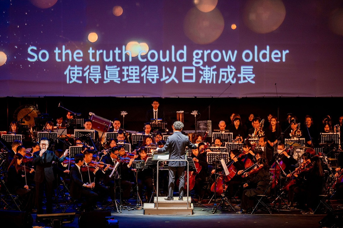 指揮楊智欽率高雄市交響樂團與眾家歌手演出。 圖：高雄市文化局/提供