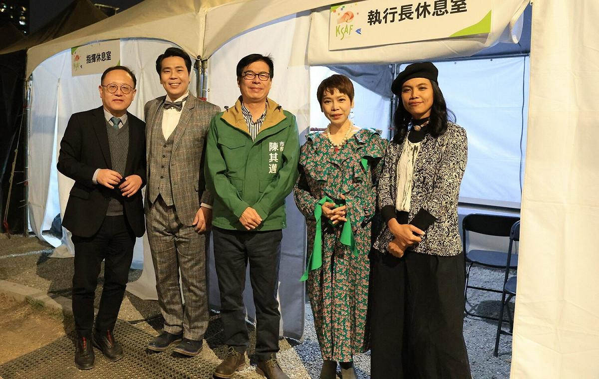 陳其邁(中)、文化部長史哲(左一)到後台見曾心梅(右二)等歌手。 圖：翻攝陳其邁臉書