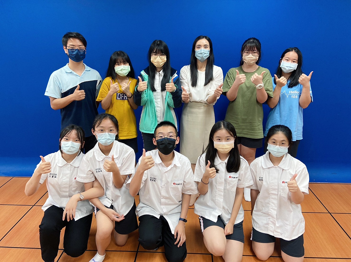丹鳳高中閱讀大使鄧家凱（前排3） 、 陳禹諠（後排右2）。 圖：新北市教育局提供