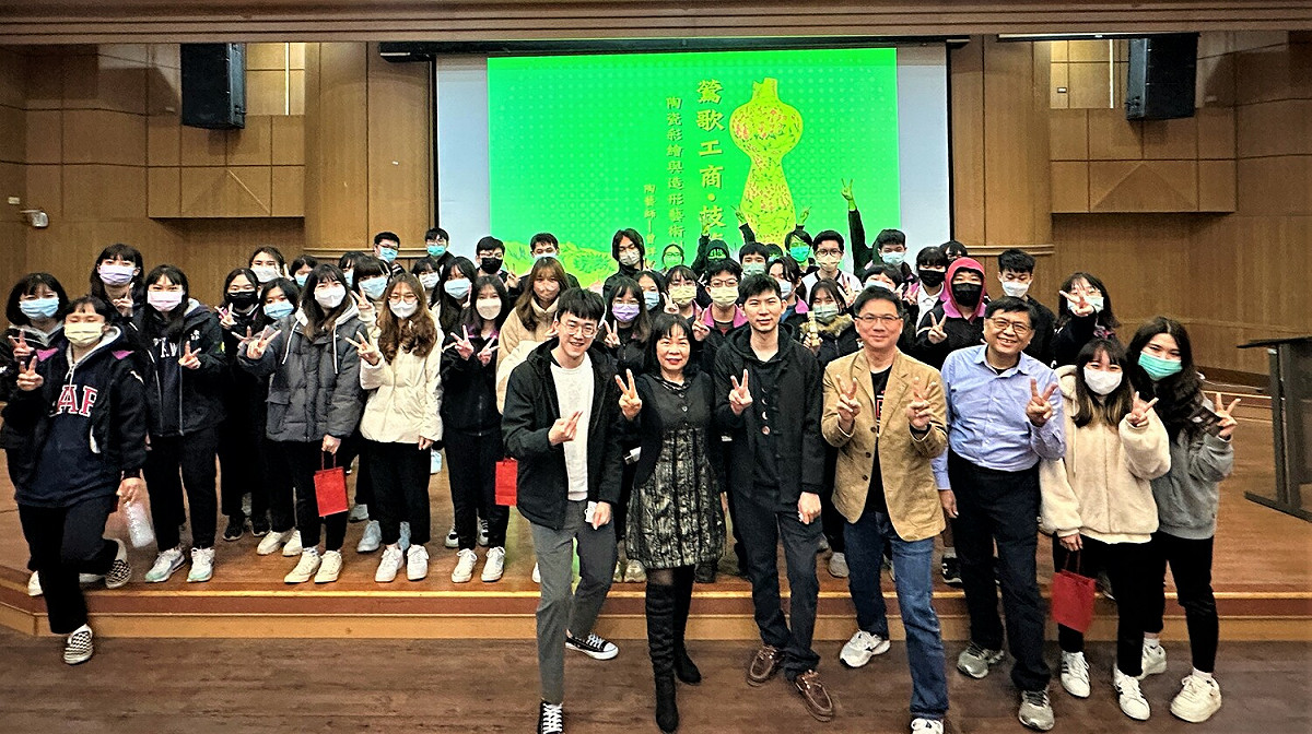 曾祥軒（前排左3）此行回母校擔任陶藝師徒制的師傅，期勉學弟妹適性發展，選所愛，好好讀，終能在人生舞台上發光發熱。 圖：新北市教育局提供