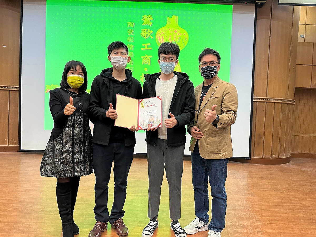 首波名人－國際陶藝師曾祥軒（左2），近日返回母校鶯歌高級工商職業學校，傳承美學技藝、分享人生故事。 圖：新北市教育局提供