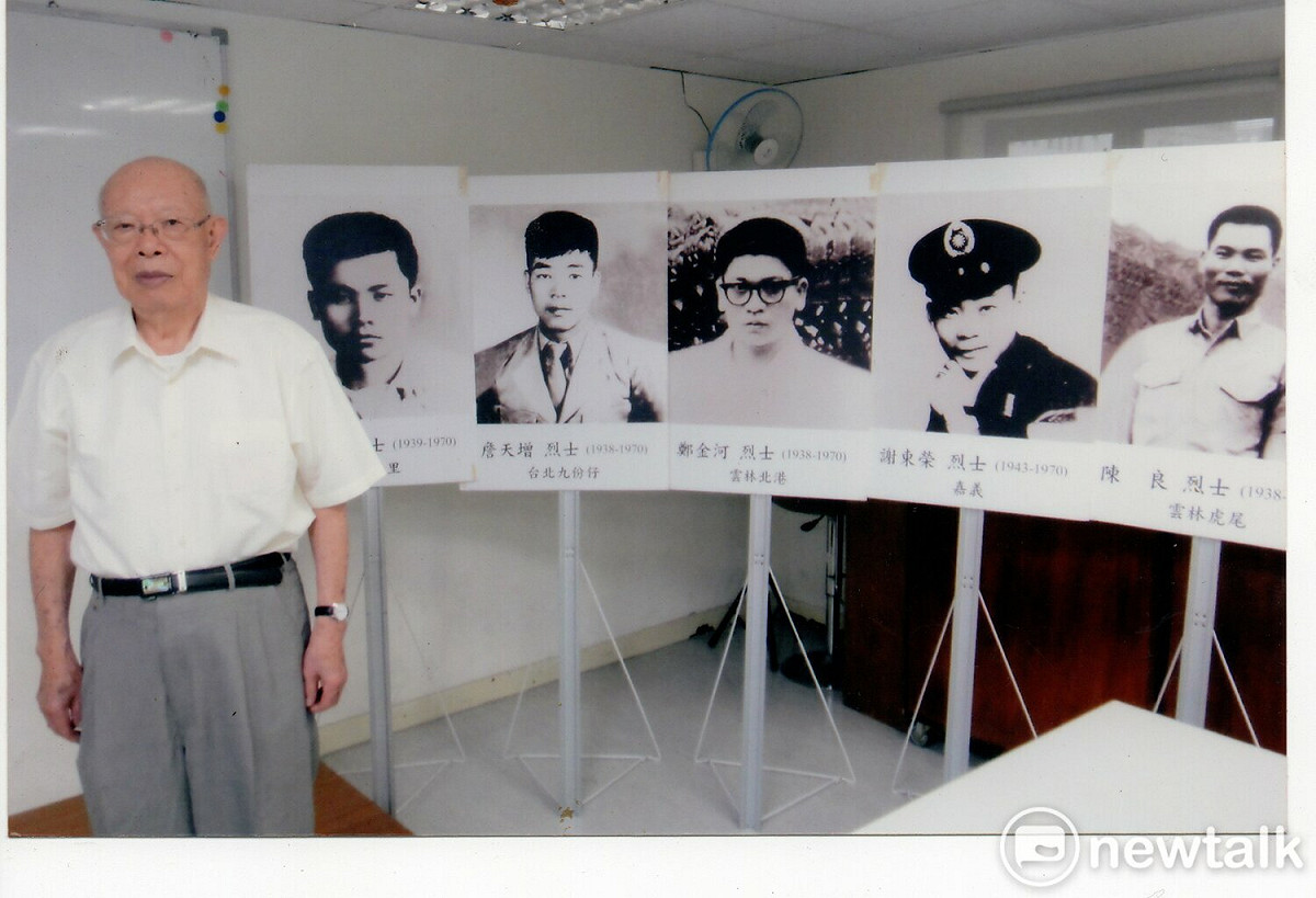 「政治受難者關懷協會」創會會長劉金獅先生與泰源五烈士遺照合影 劉金獅提供/張文隆翻攝