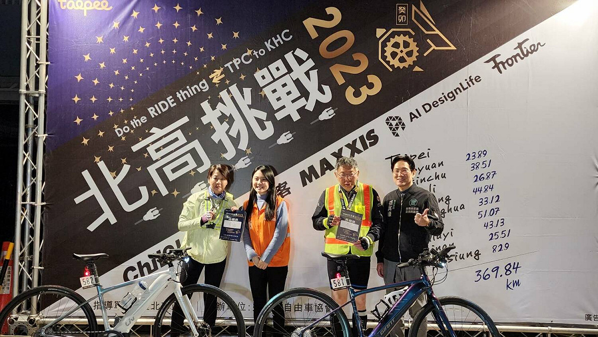 柯文哲(右二)、黃珊珊(左一)完成自行車一日北高。 圖：孫家銘攝