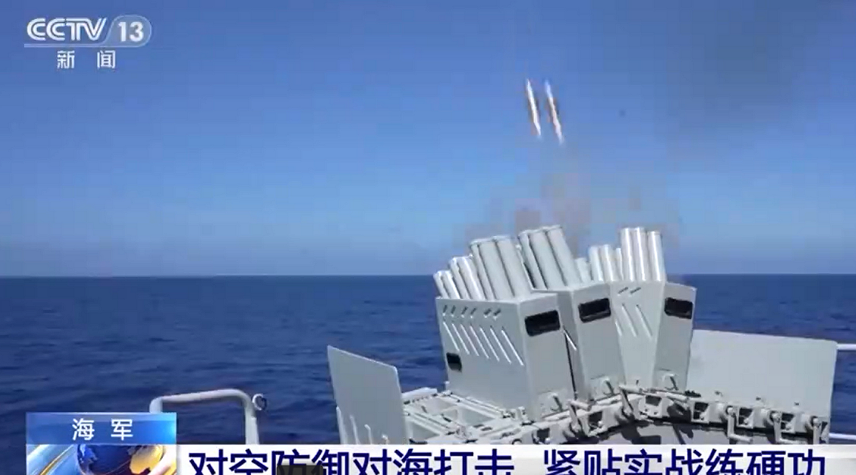 中共解放軍25 日在南海進行實彈軍演。 圖:擷取自中國央視新聞畫面