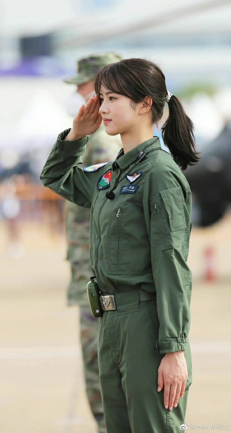 徐楓燦年紀輕輕就完成空軍單飛任務，她過去受訪時也說：「我終於成爲一名真正的女飛行員，我感到非常驕傲和自豪！」 圖: 翻攝自微博
