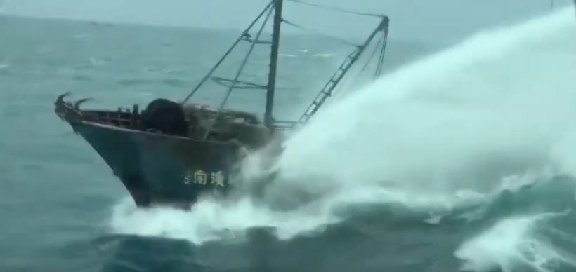 日前有中國漁船以避東北季風為名越界我國南方四島國家公園海域，遭海巡署金馬澎分署接連派遣「屏東艦」、「新竹艦」以強力水砲驅離。 圖：截自金馬澎海巡鐵三角臉書