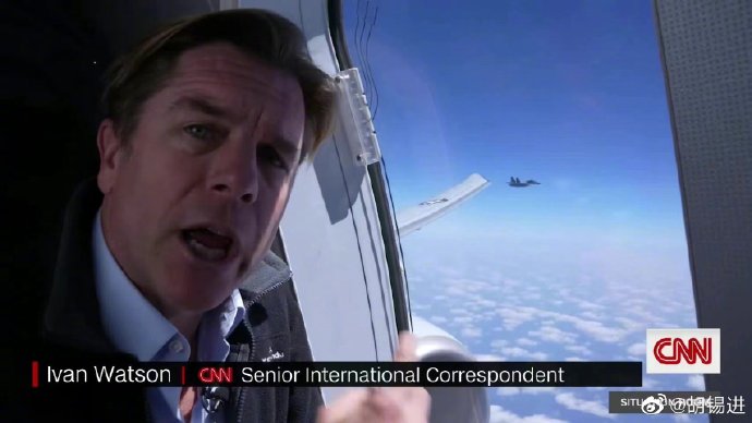 美國有線電視新聞網（CNN）一名記者日前搭上美國海軍 P-8「海神」巡邏機跟訪日常勤務，行經南海途中遭解放軍派遣殲-11 伴飛驅離，並記錄下這近距離接觸的一刻。 圖：擷取自胡錫進微博