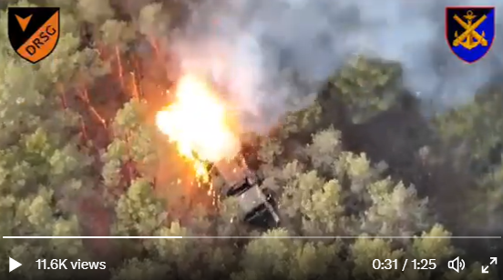 烏克蘭士兵以 M982 神劍導引炮彈砲擊俄羅斯的軍用卡車。 圖：翻攝自推特@am_misfit