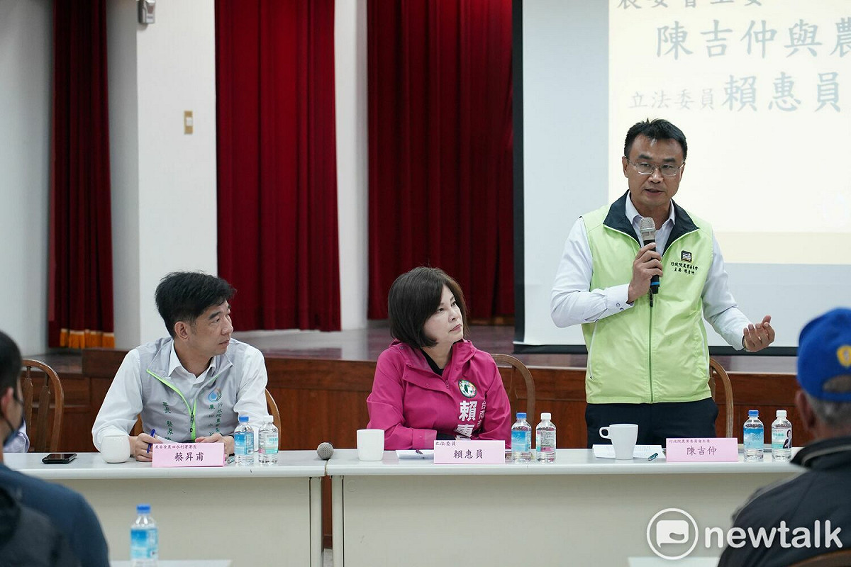 立法委員賴惠員為拉近農民與政府的距離，今日邀請農委會主委陳吉仲前往白河、後壁、鹽水等三個地區農會，與農民座談，傾聽基層農友對農業政策的意見。 圖：賴惠員提供