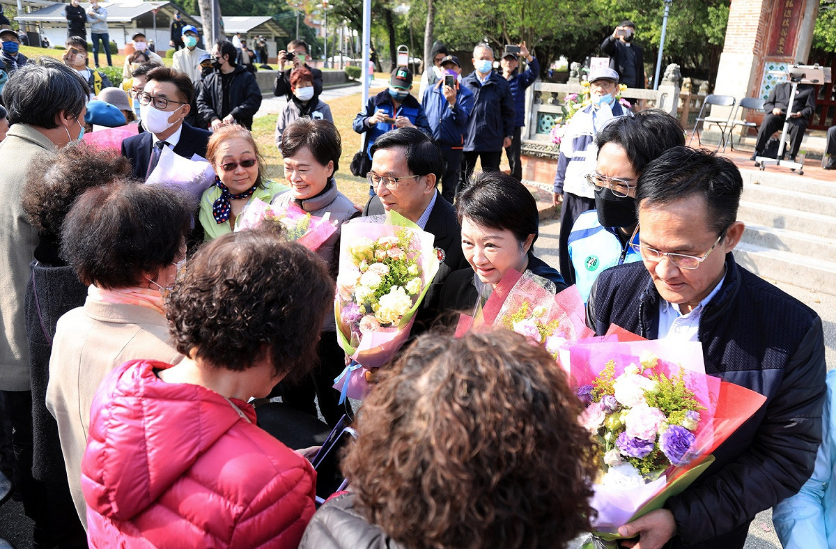 陳水扁、盧秀燕等人向受難者與家屬祝禱並獻花致敬。 圖：台中市政府/提供