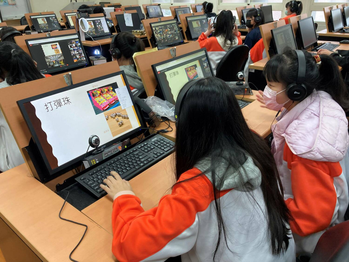 丹鳳高中國中部學生製作行銷台灣夜市文化簡報與姊妹校分享。   圖：新北市教育局提供