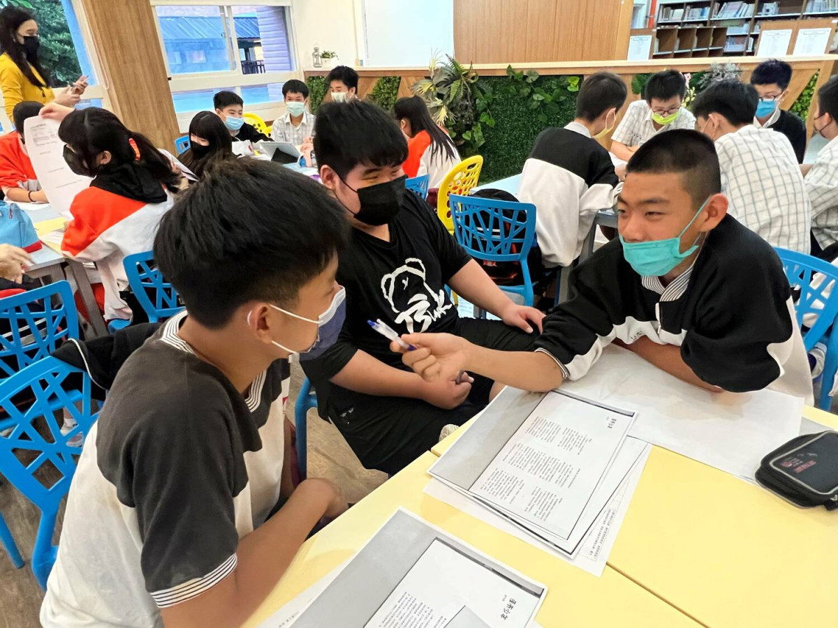 丹鳳高中國中部學生課程討論行銷台灣夜市文化。   圖：新北市教育局提供