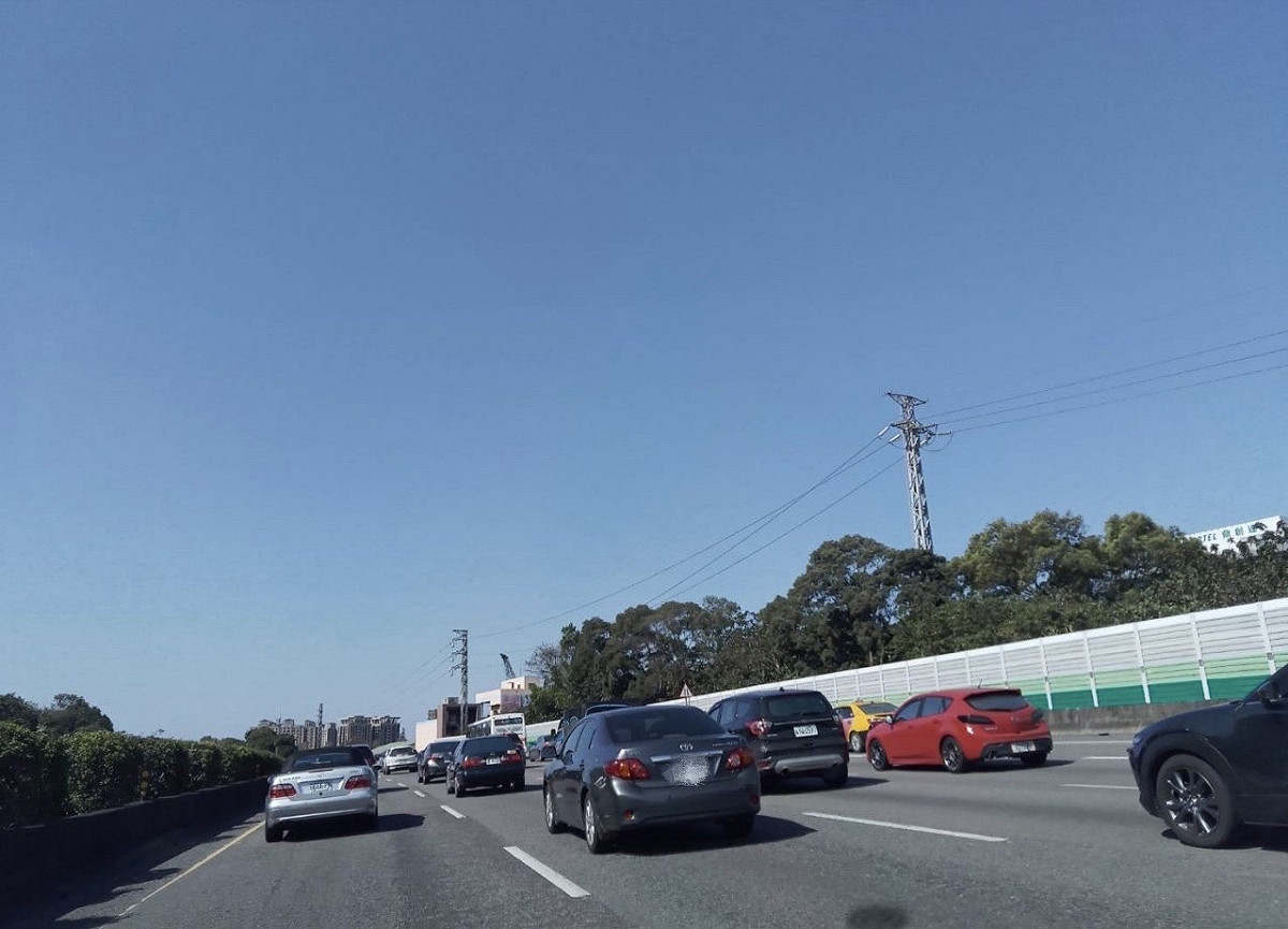 今(31)日一早，國道就開始湧入返鄉車潮，其中國5南下車潮將可能要到午夜才會紓解。（示意圖） 圖：林冠妤／攝