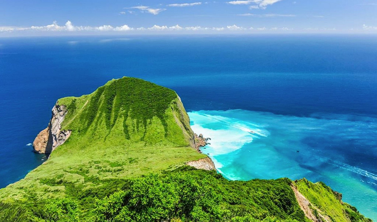 受到颱風逼近影響，宜蘭外海的龜山島從明天起預警性封島3天，太平山國家森林遊樂區從明天上午10時起，也將預警性休園。 圖：翻攝自交通部觀光局官網