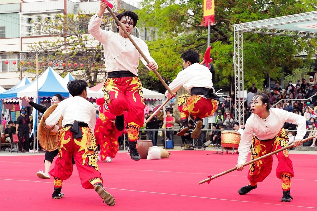 桃園晨曦武藝表演團演繹團結與共存的表演主題。 圖：高雄市觀光局/提供