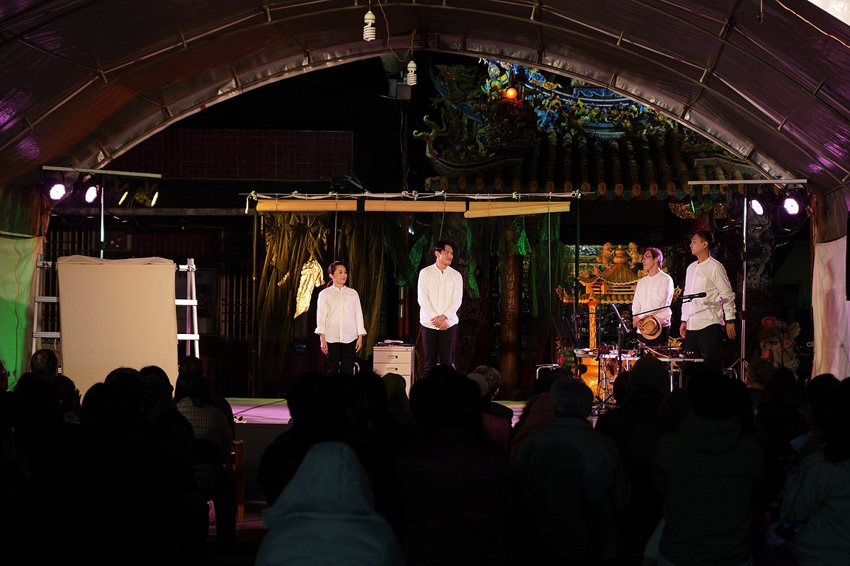 「再拒劇團」23 日在朴子龍樹亭表演，演出劇目《明白歌》。 圖:翻攝自翁章梁臉書