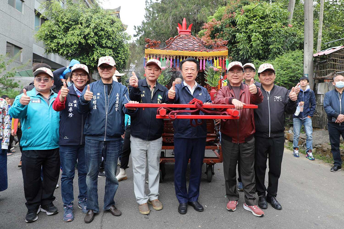 嘉義縣長翁章梁參與竹崎鄉五村十三庄白杞寮迎觀音請媽祖平安祈福遶境。 圖:嘉義縣政府提供