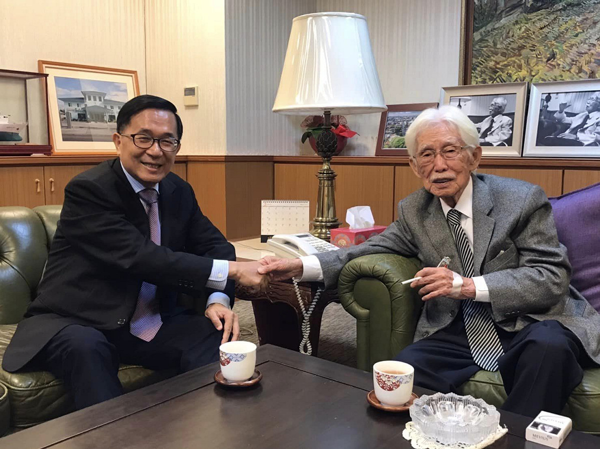 前總統陳水扁感念辜寬敏幫他繳交保證金才能出獄，「辜老已圓滿走完人生花道，台灣制憲之路尚未成功，同志仍須努力！」 圖：陳致中提供