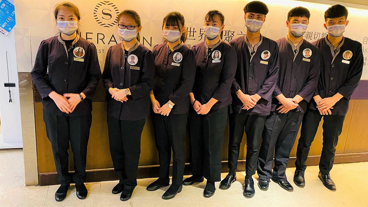 樹人家商觀光事業科的建教生王嬿淳（左二）力爭上游取得4張證照。 圖：新北市教育局提供