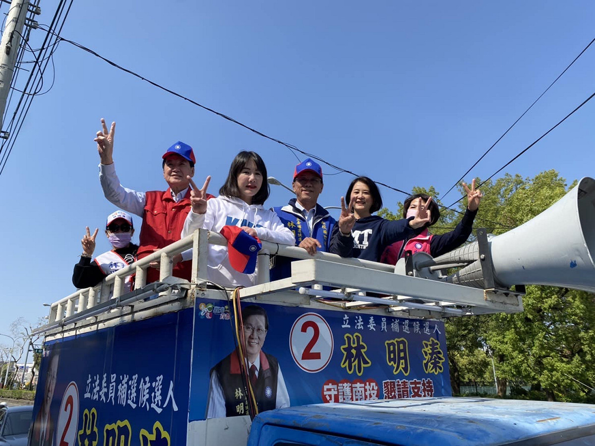 國民黨立委王鴻薇南下為南投立委補選掃街站台。 圖:翻攝自王鴻薇臉書