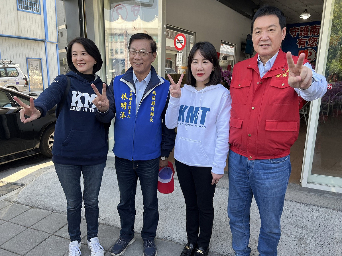 國民黨立委王鴻薇(左1)赴南投，為國民黨候選人林明溱(左2)掃街站台。 圖:翻攝自林明溱臉書