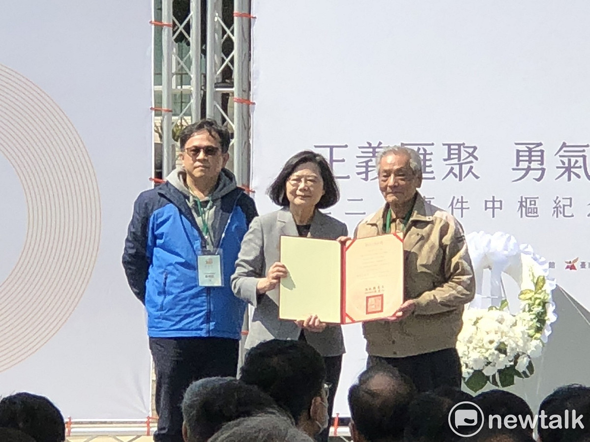 總統蔡英文頒發回復名譽證書給二二八受難者蘇水木的家屬，家屬對蘇水木名譽得以平反激動不已，頻頻對總統表達感謝之意，場面令人動容。 圖：黃博郎／攝