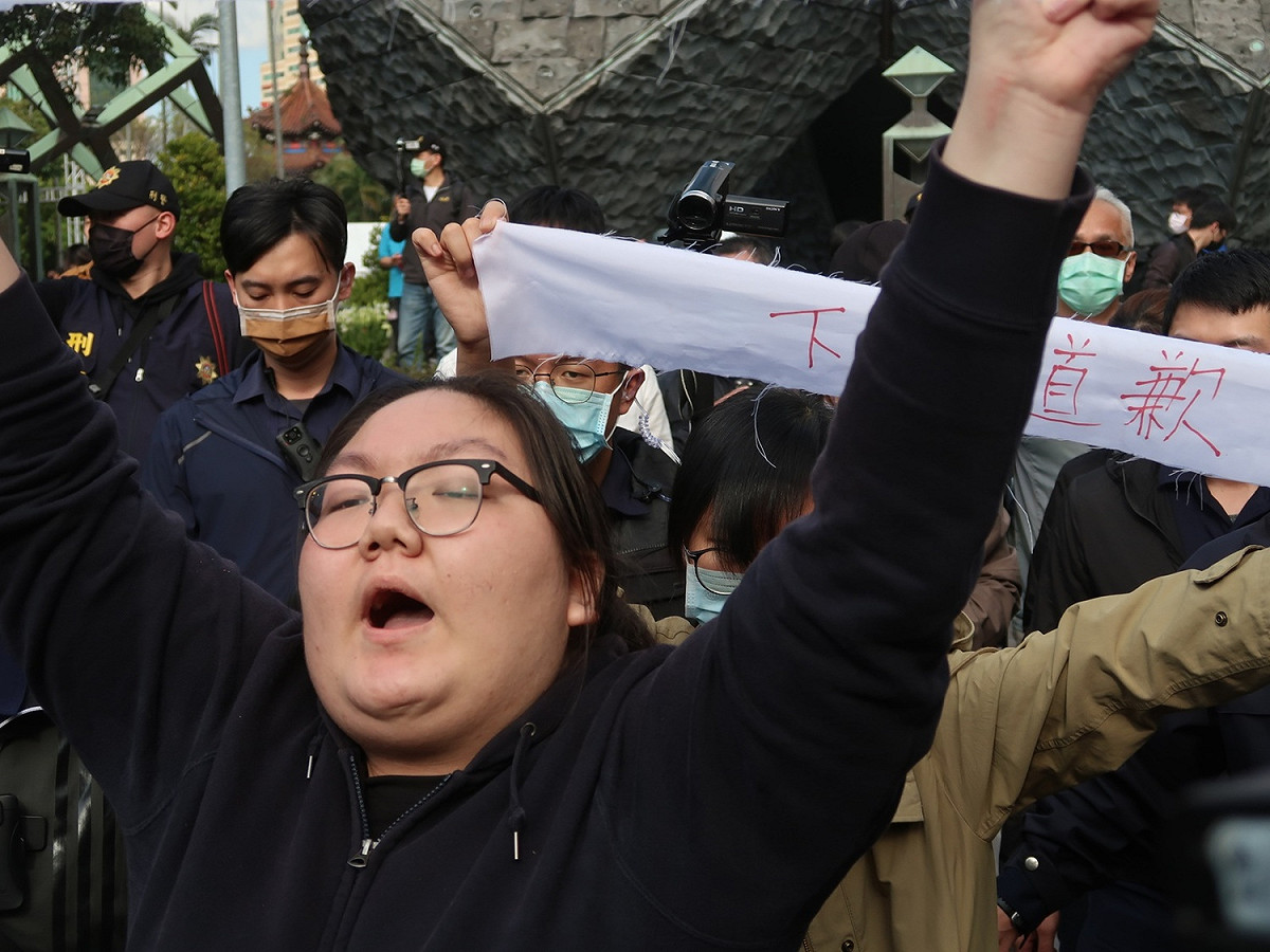台北市長蔣萬安致詞時遭逢抗議，抗議者手舉「殺人兇手、下跪道歉」布條 圖：林朝億/攝