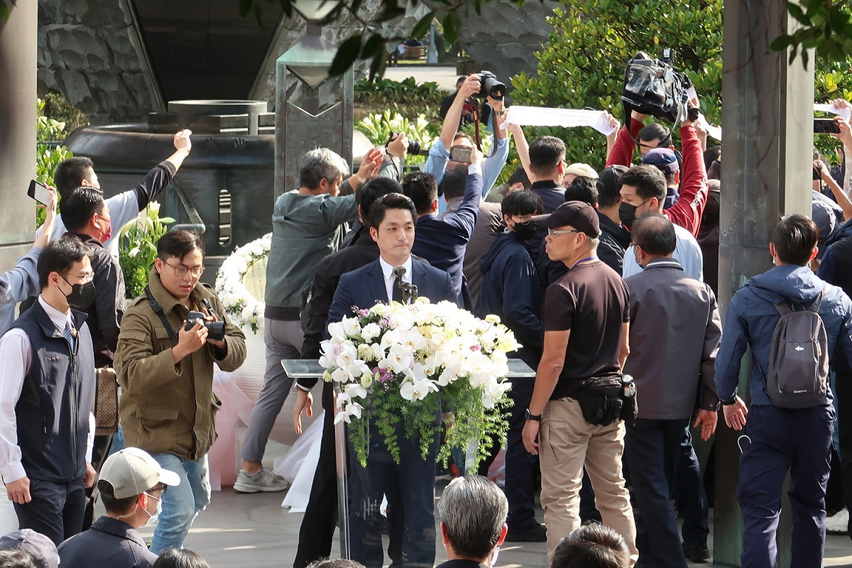 台北市長蔣萬安致詞時遭逢抗議，抗議者手舉「殺人兇手、下跪道歉」布條 圖：林朝億/攝