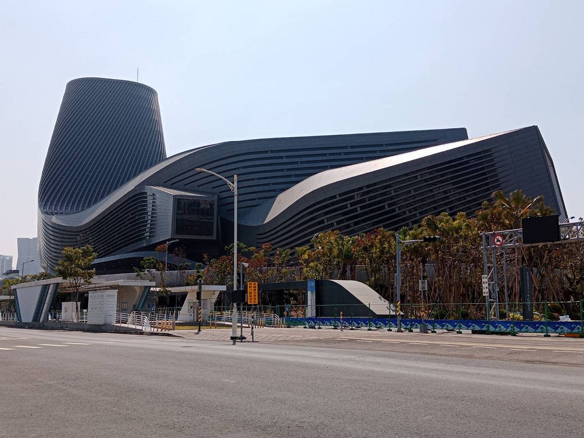 不同角度的高雄港旅運中心。 圖：孫家銘攝