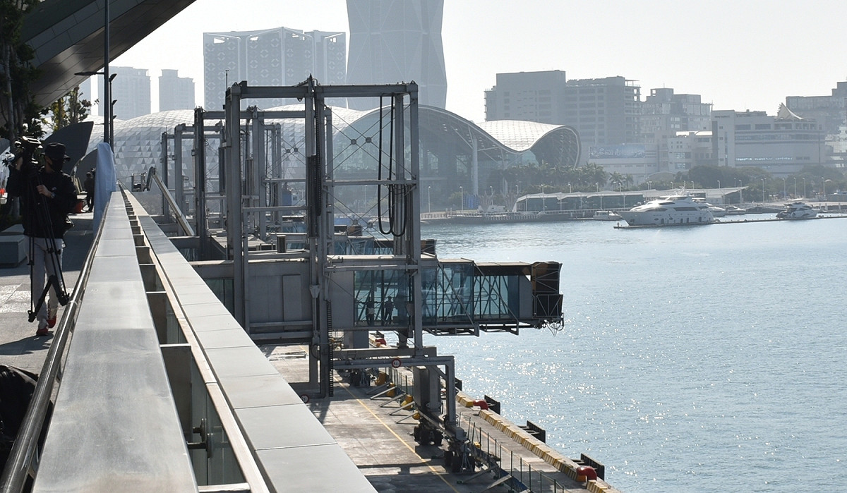 活動式旅客橋可銜接郵輪與旅運中心。 圖：孫家銘攝