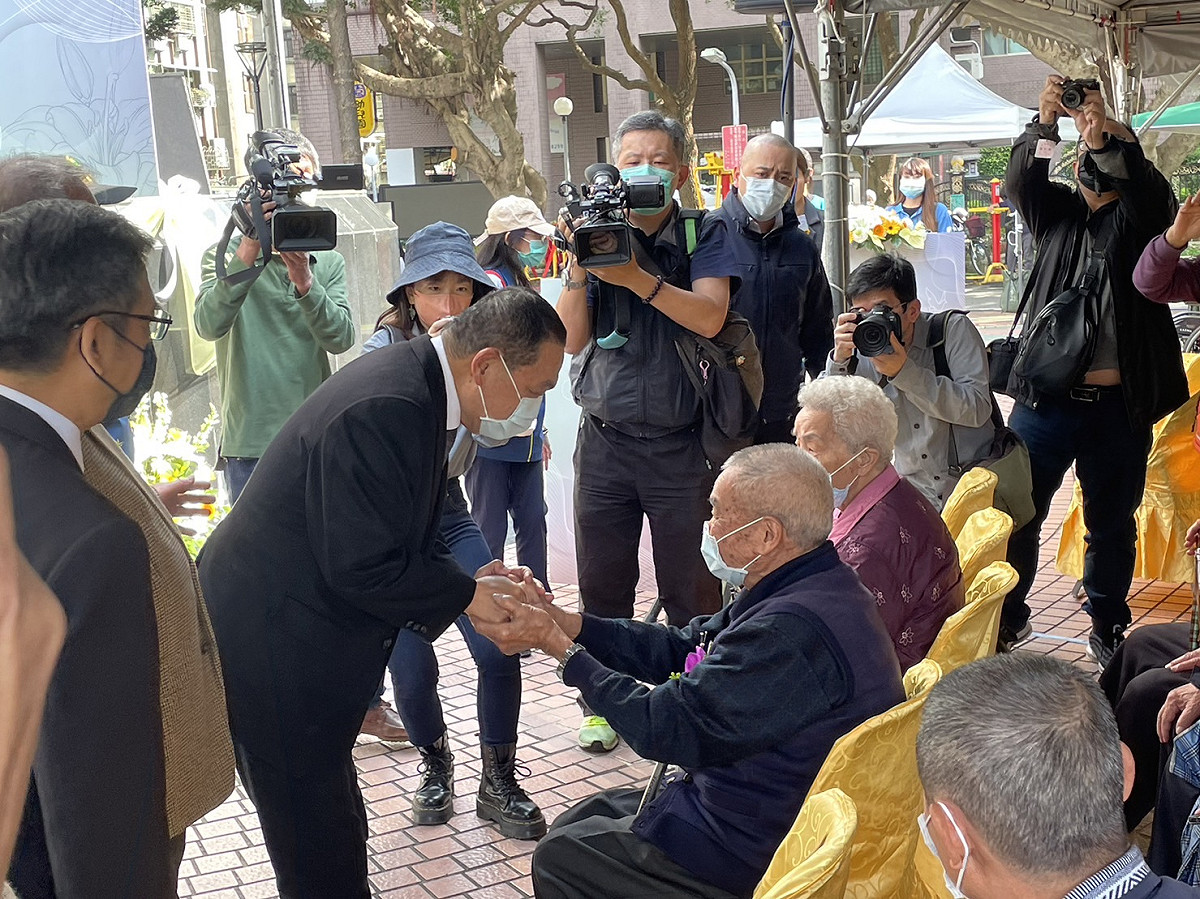 新北市長侯友宜與二二八受難者趙水濱握手致意。 圖:新北市民政局提供
