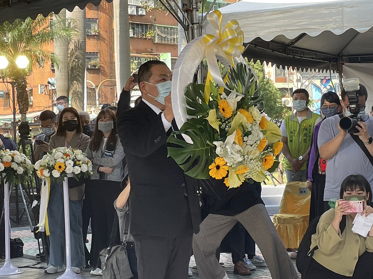 新北市長侯友宜向二二八事件亡者英靈紀念碑獻花 圖:新北市民政局提供