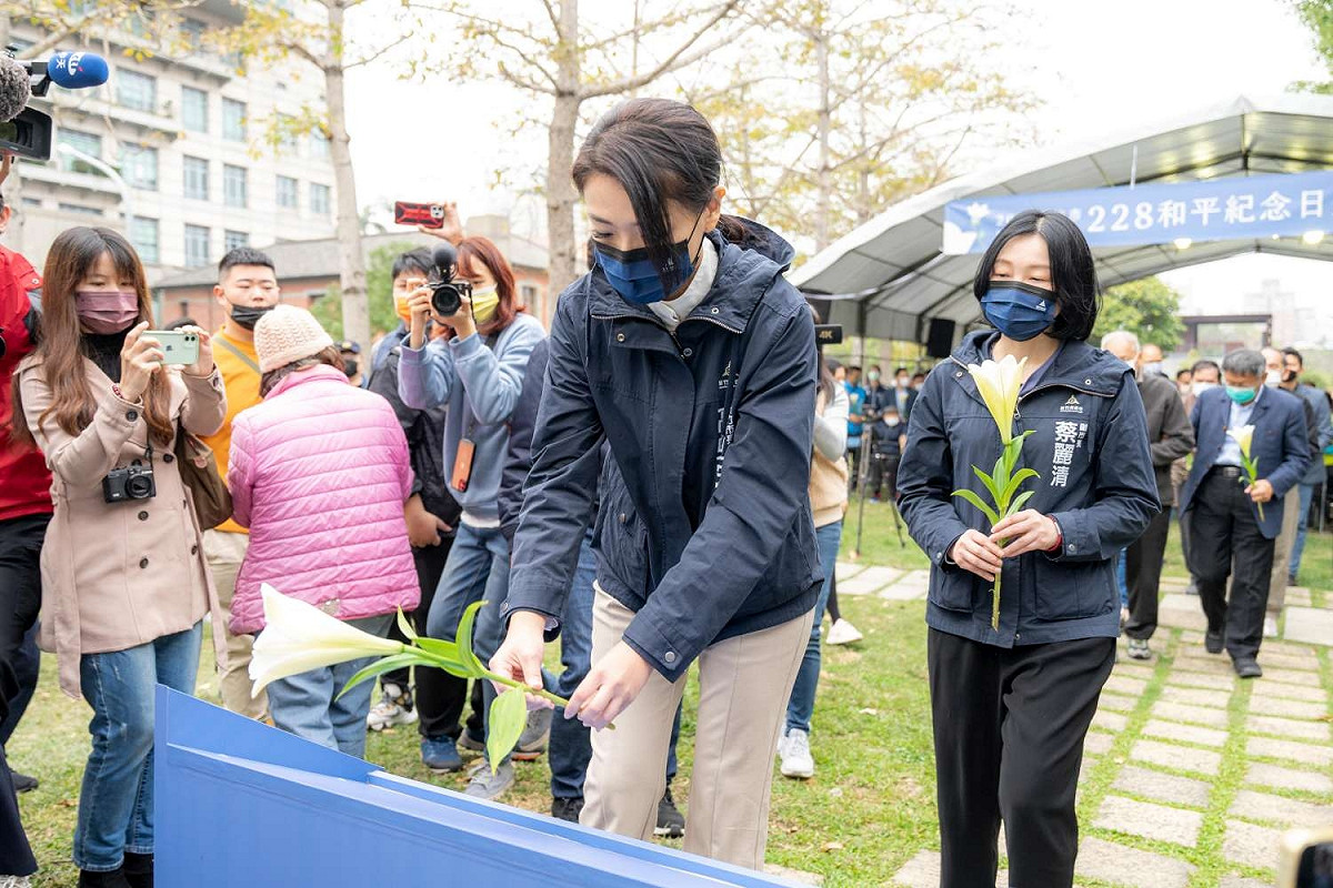新竹市長高虹安獻上純白百合花，向受難者表達追思之意。 圖:新竹市政府民政處提供