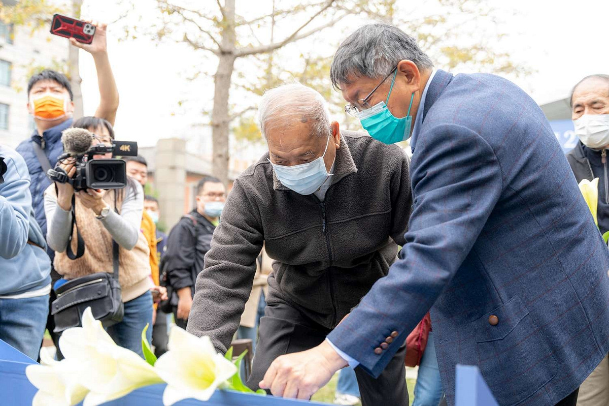 柯文哲與父親柯承發獻花。 圖:新竹市政府民政處提供