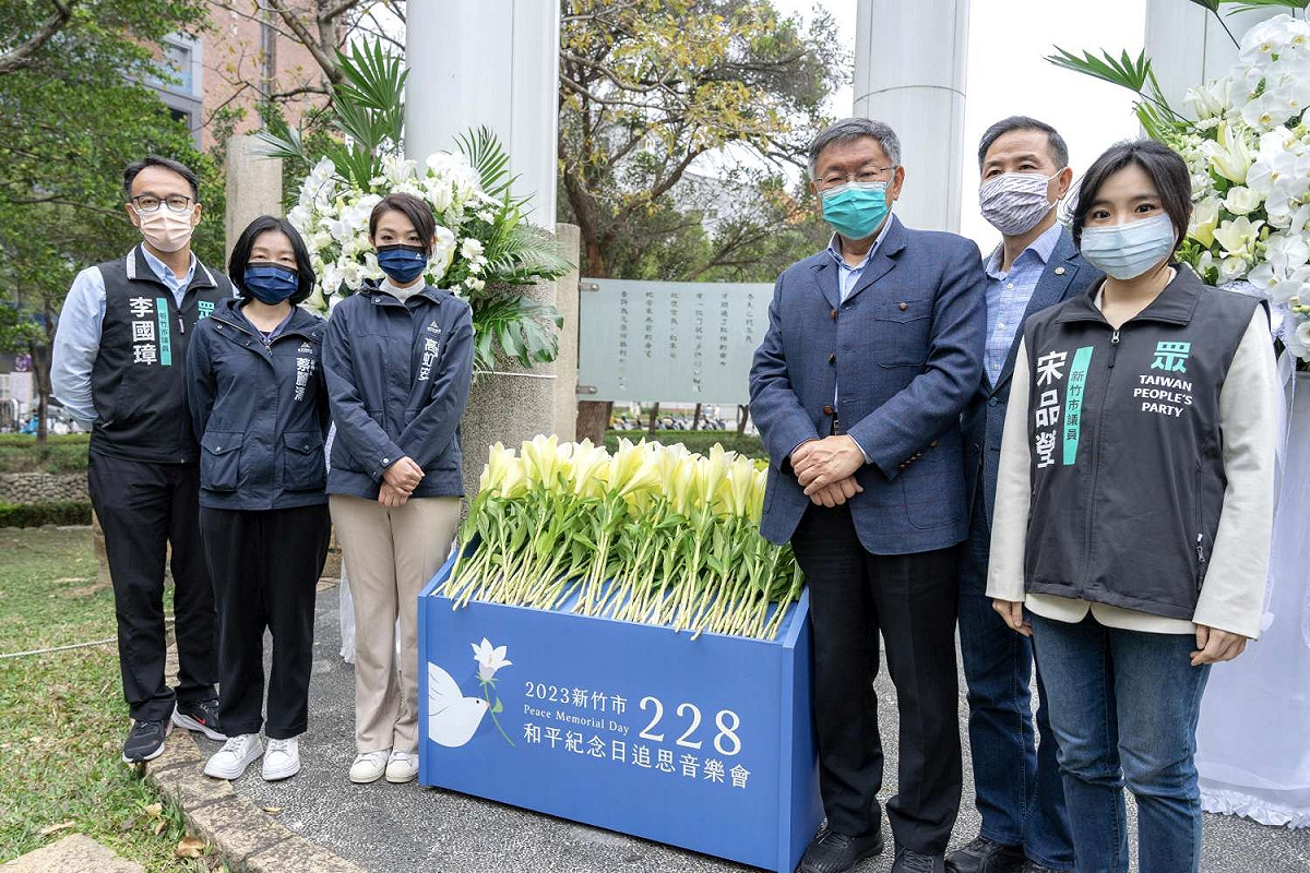 傳聞有望接任新竹市副市長的民眾黨籍市議員李國璋(左一)，今年與市長高虹安、主席柯文哲等出席新竹市府二二八追思音樂會。 圖:新竹市政府民政處提供(資料照)