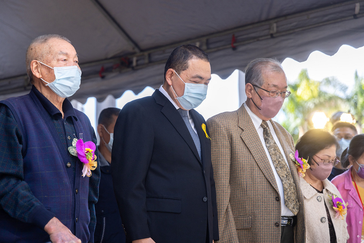 112年新北市二二八事件76週年紀念儀式，侯友宜與全體與會者默哀致意。 圖：新北市民政局提供