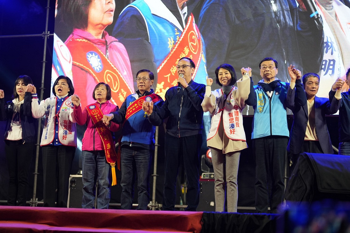 南投縣第二選區立委補選將於 3 月 4 日投票，國民黨候選人林明溱昨（27）日晚間於竹山週四夜市舉辦造勢晚會，包括黨主席朱立倫、台中市長盧秀燕等藍營大咖均站台力挺。 圖：擷取自林明溱臉書